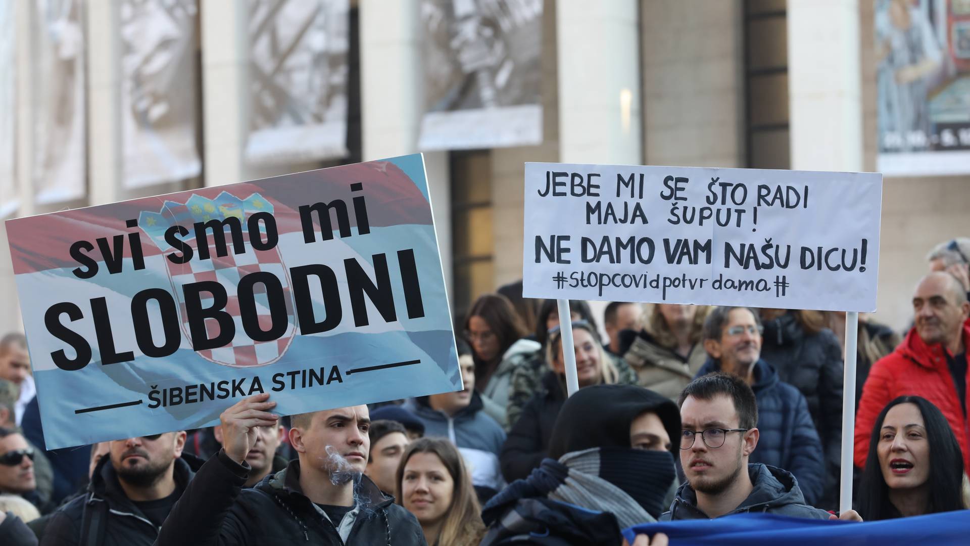 Više od 10.000 ljudi protesuje u Zagrebu zbog kovid propusnica - uzvikuju "ne damo vam decu" i "nema predaje"