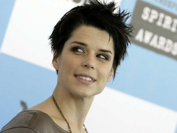 Neve Campbell uwięziona pod wodą