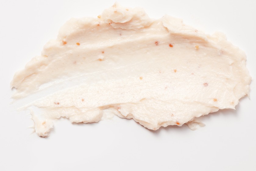 Mit einem Peeling kann man die Haut auf das Sonnenbaden vorbereiten. Aber auch danach empfiehlt die Dermatologin ein Peeling pro Woche.