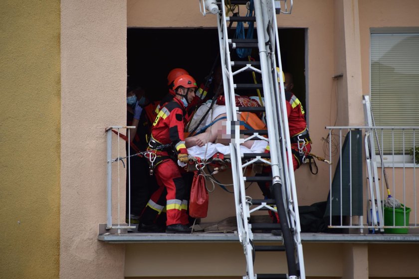 47-latek ze Świnoujścia waży blisko ćwierć tony. Wyniesiono go dźwigiem przez balkon