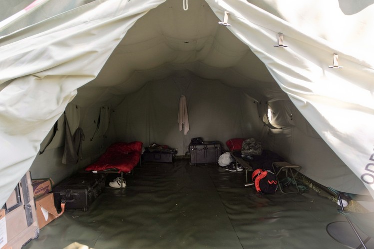 W poniedziałek rozpoczęła się kolejna część natowskiego ćwiczenia 'Noble Jump', czyli działania taktyczno-bojowe sprzymierzonych sił na poligonie Żagań-Świętoszów.<br>Wnętrze namiotu amerykańskich żołnierzy w obozowisku na terenie 10. Brygady Kawalerii Pancernej w Świętoszowie<br> <br>fot. (lm/cat) PAP/Lech Muszyński