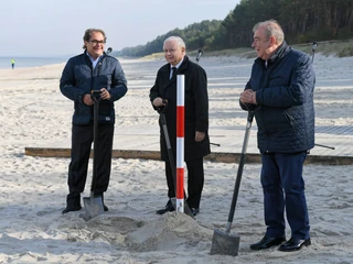 Minister gospodarki morskiej i żeglugi śródlądowej Marek Gróbarczyk, prezes PiS Jarosław Kaczyński i ówczesny kandydat na prezydenta Elbląga Jerzy Wilk  podczas konferencji prasowej w październiku 2018 roku.