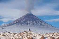 Trzęsienie ziemi spowodowało wybuch wulkanu. Erupcja trwa