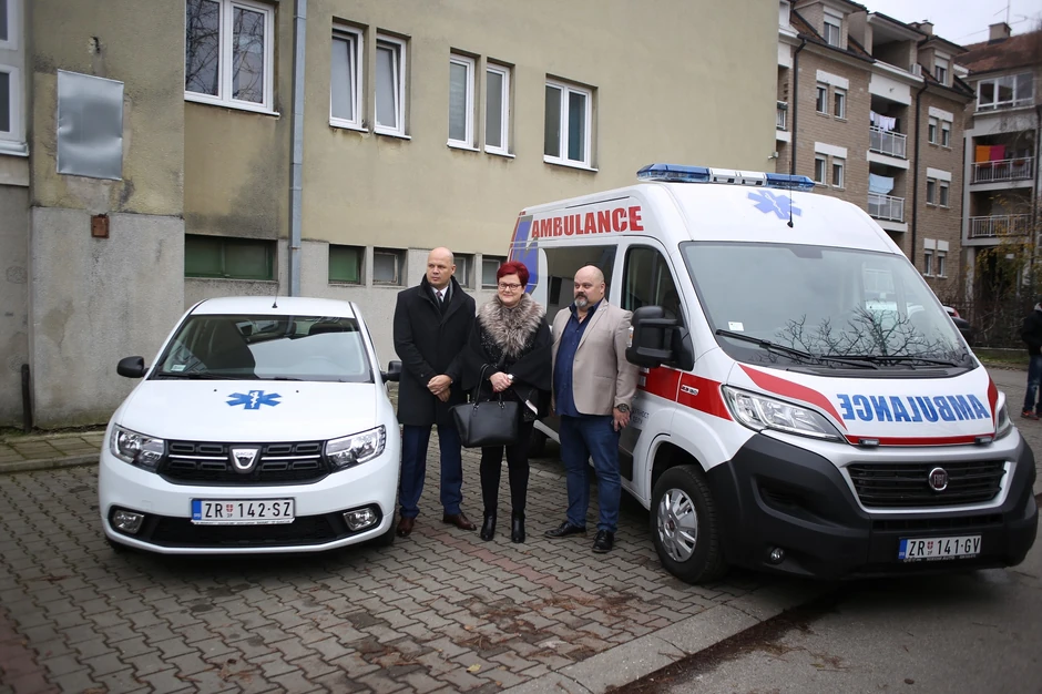 Biljan Elezović, direktor Pogona Srednji Banat u NIS-u (levo), Gordana Đurić, direktorka Doma zdravlja “Dr Boško Vrebalov” u Zrenjaninu i Čedomir Janjić, gradonačelnik Zrenjanina (desno)