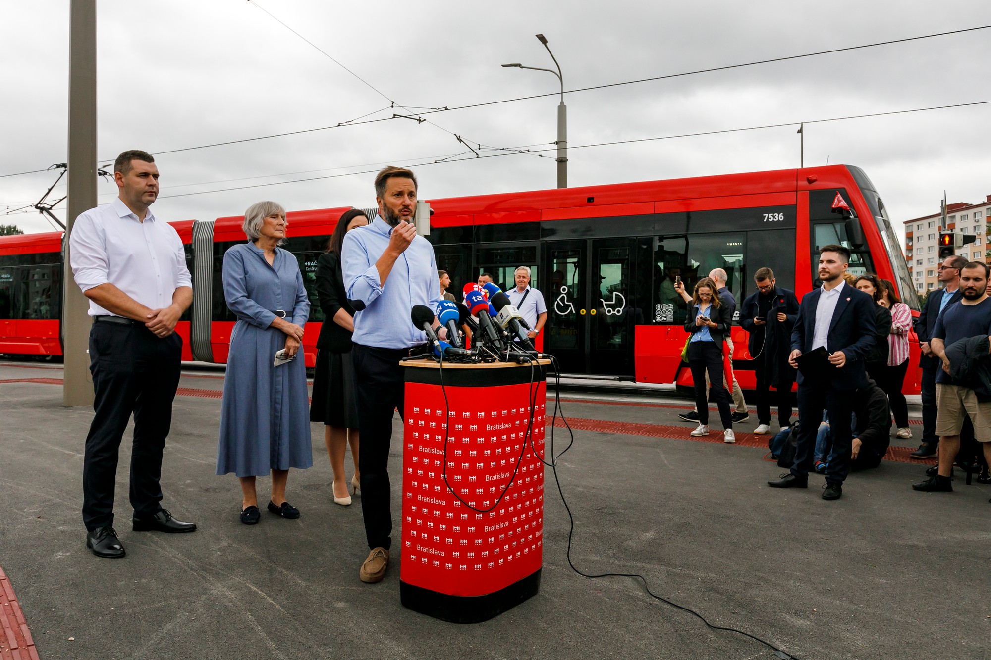 V Petržalke začala premávať električka až na koniec mestskej časti.