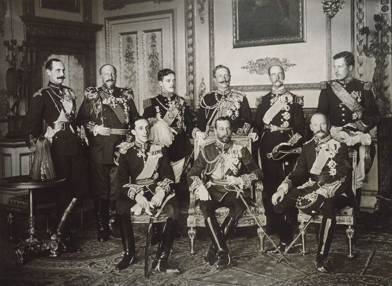 Od lewej stoją: król Norwegii Haakon VII, król Bułgarii Ferdynand I Koburg, król Portugalii Manuel II, cesarz niemiecki i król Prus Wilhelm II, król Grecji Jerzy I, król Belgii Albert I Koburg. Od lewej siedzą: król Hiszpanii Alfons XII, król Wielkiej Brytanii Jerzy V oraz król Danii Fryderyk VIII