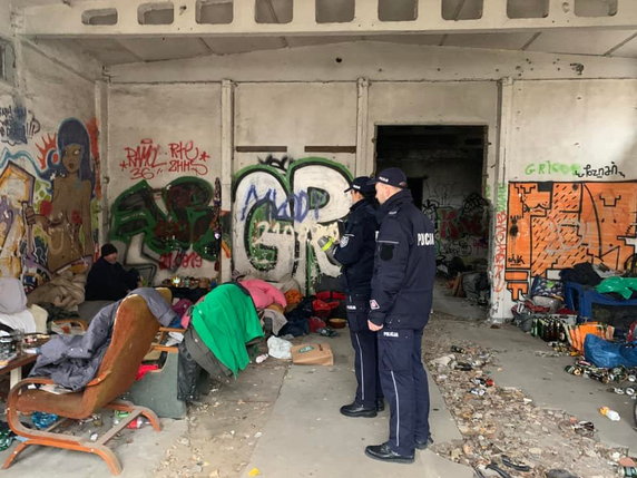 policja wraz z Caritas Poznań wizytuje miejsca przebywania bezdomnych fot. KMP Poznań