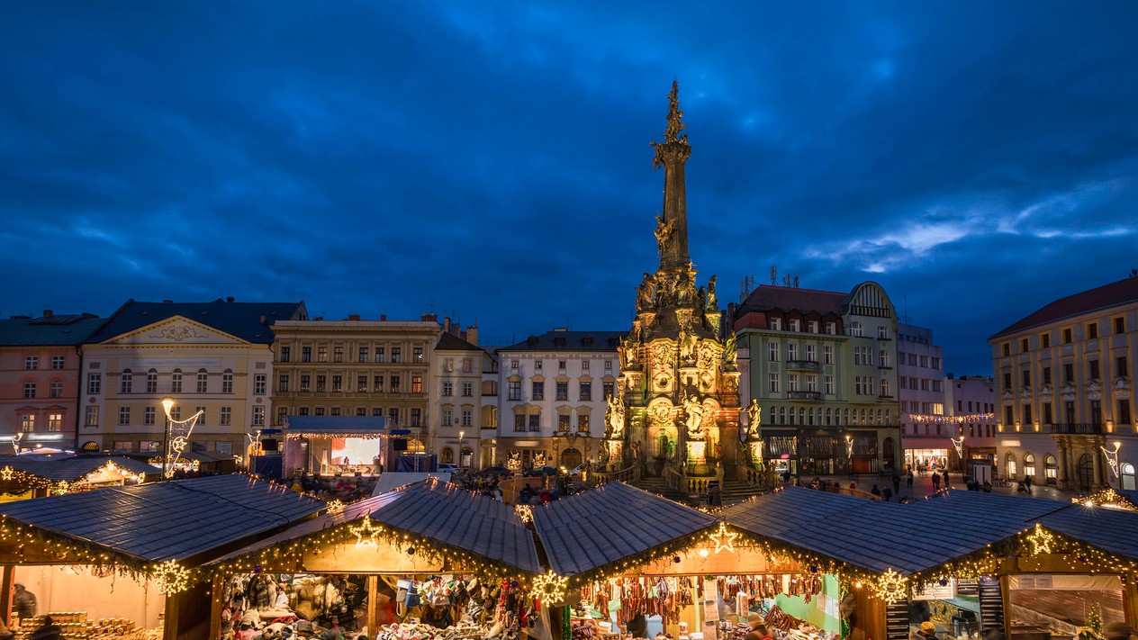 Vianočné trhy v Olomouci oživujú historické centrum mesta sviatočnou atmosférou, svetlami a tradičnými dobrotami.
