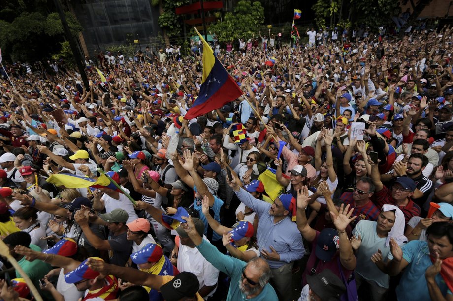 Tłumy Wenezuelczyków w Caracas, stolicy Wenezueli, wzywają Nicolasa Maduro do ustąpienia 