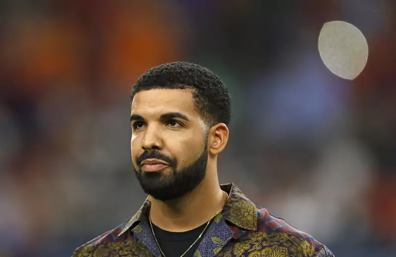 Drake na trybunach podczas jednego z meczów piłki nożnej