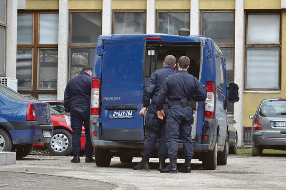 Mladić (21) iz Lajkovca pokucao je na vrata jednog stana, otvorilo mu je dete: Slagao ga je da skuplja dobrovoljne priloge, a onda ga odgurnuo i OPLJAČKAO KUĆU