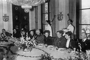 Niemiecki ambasador Otto Abetz na przyjęciu dla aktorów zespołu berlińskiego Teatru Schillera w ambasadzie w Paryżu, luty 1941 r.