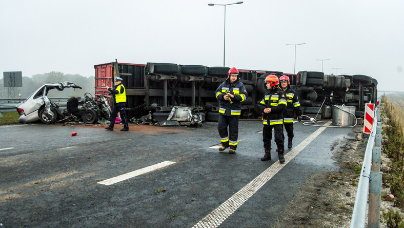 Pięć osób zginęło w wypadku na autostradzie A1 w Ludwinowie k. Włocławka, gdzie samochód osobowy uderzył w ciężarówkę leżącą prawdopodobnie w poprzek drogi.