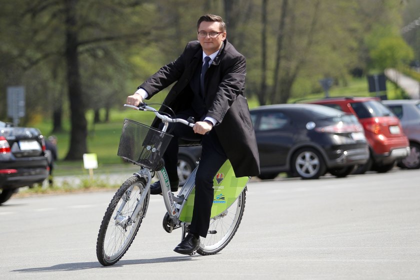 Marcin Krupa, prezydent Katowic na rowerze z wypożyczalni