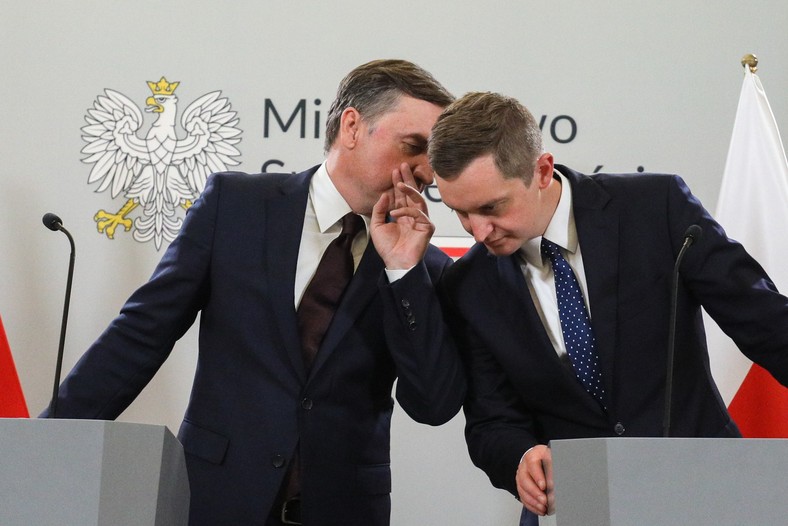 Minister sprawiedliwości, prokurator generalny Zbigniew Ziobro (L) i wiceminister Sebastian Kaleta (P) podczas konferencji prasowej w siedzibie resortu w Warszawie