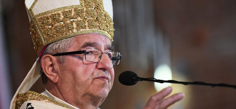 Abp Głódź przybył do szpitala, w którym jest operowany Adamowicz