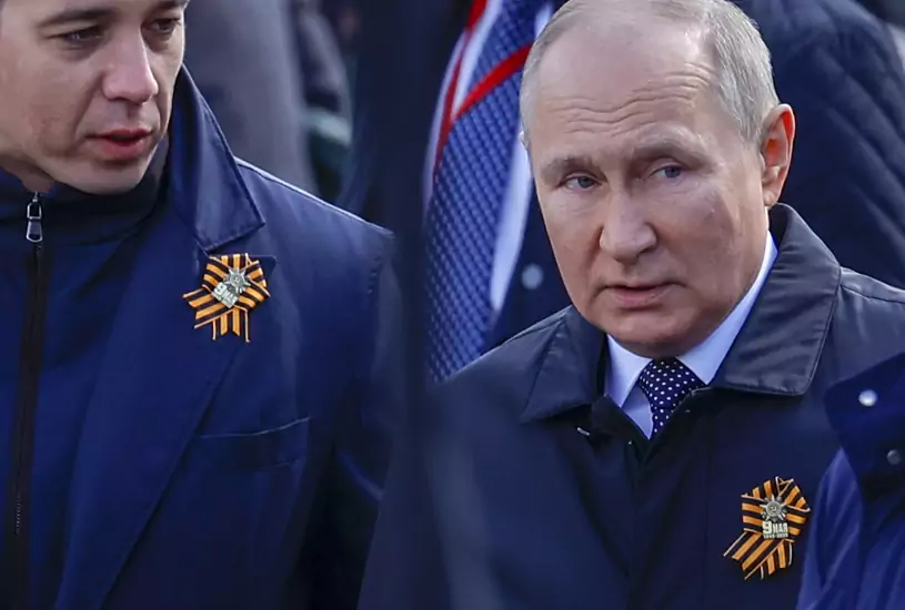 Władimir Putin pokazuje się z tą wstążką. Co oznacza? Niektóre kraje jej zakazały