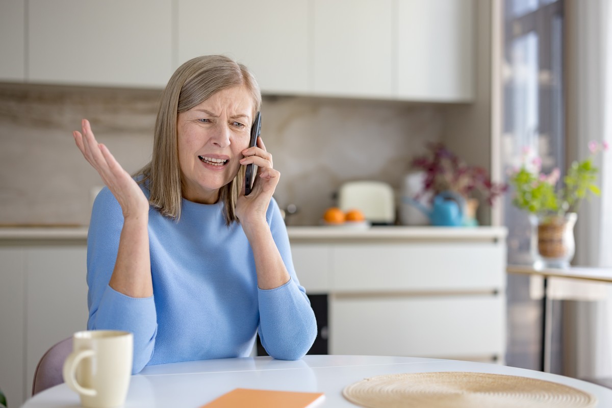 kobieta, reklamacja, reklamacja usług telekomunikacyjnych, seniorka
