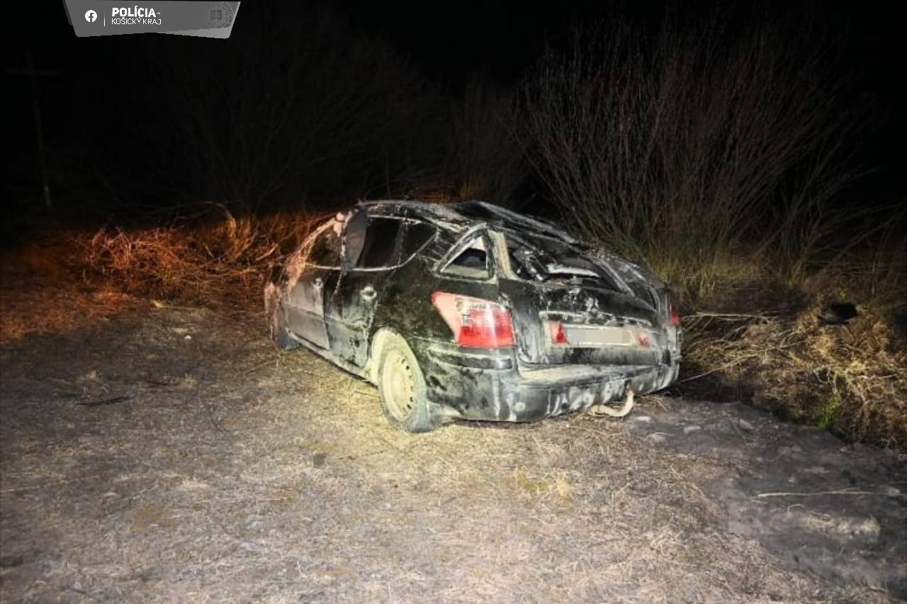 Nočná jazda mladistvých v obci Betlanovce sa skončila prevráteným autom.