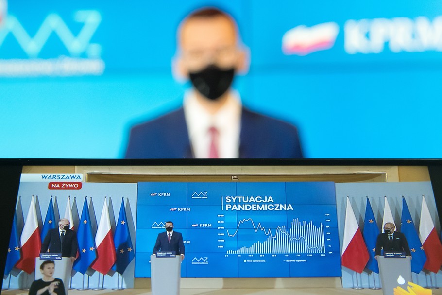 Premier Mateusz Morawiecki, wraz z wicepremierem Jarosławem Gowinem i Adamem Niedzielskim, ministrem zdrowia, przedstawia plan „100 dni solidarności” w walce z pandemią. Warszawa, 21 listopada 2020 r.