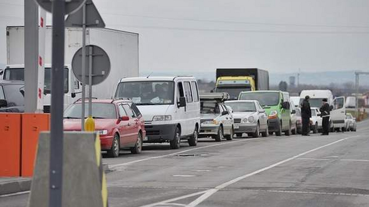Nowiny24.pl: Sekcja zwłok wykaże co było powodem śmierci 44-letniego mężczyzny, który czekał na przekroczenie granicy w Medyce.