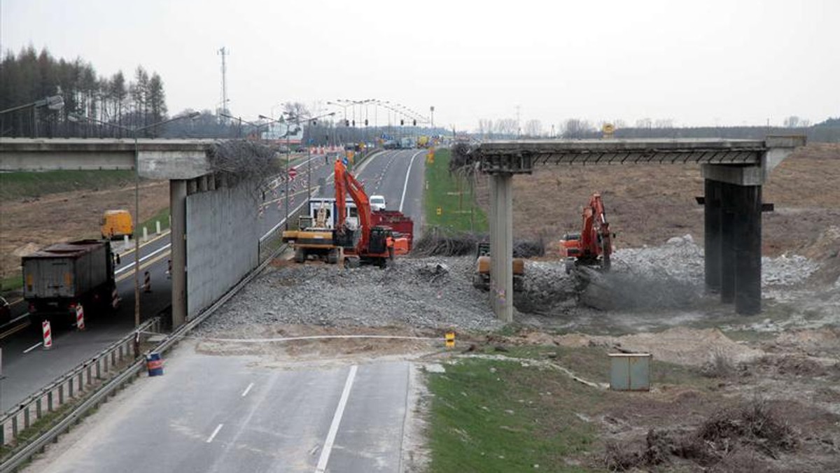 Znikają wiadukty grozy pod Tuszynem. Powstałe między 1978 i 1989 rokiem miały wyprowadzać autostradę ze Śląska w kierunku Łodzi i dalej do Gdańska. Ale autostrady nie przedłużono. Ostatnie pomniki epoki Gierka niszczały przez 25 lat. Teraz trzeba je zbudować od nowa.