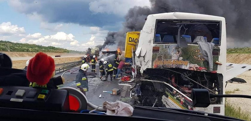 Zderzenie autokaru i dwóch ciężarówek