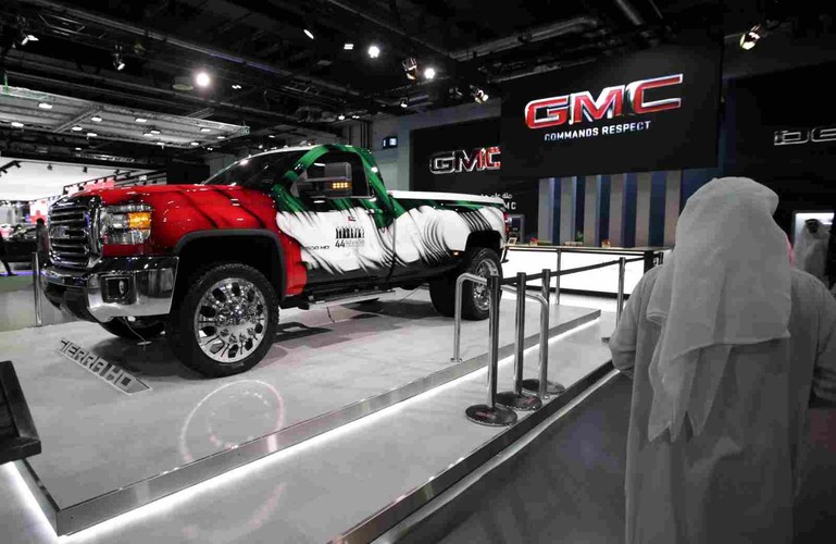 Zdaniem Nicka Craiga Wallera dyrektora targów, producenci aut uwzględniają specyfikę arabskiego rynku. Pojawią się auta po tuningu produkowane z myślą o konkretnym, pojedynczym odbiorcy a także marki Panoz, Alvis czy David Brown znane tylko najbardziej wtajemniczonym miłośnikom motoryzacji. Na zdjęciu: targi motoryzacyjne w Dubaju - samochód GMC Sierra HD EPA/ALI HAIDER Dostawca: PAP/EPA.