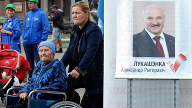 Białoruś: kilkaset osób przyszło na pikietę zwołaną przez Statkiewicza