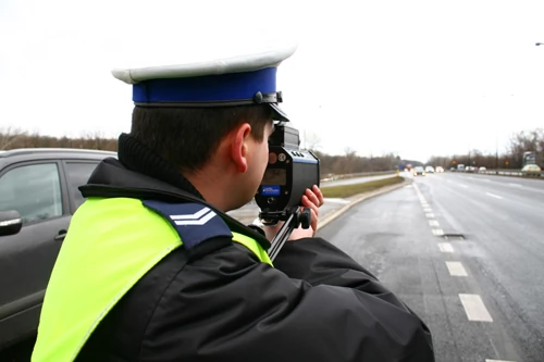 Pomiar miernikiem laserowym – policjant może być oddalony  o kilkaset metrów