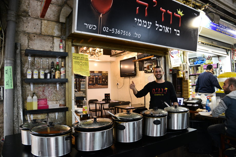 Mahaneh Jehuda - - codziennie zakupy na lokalnym jerozolimskim bazarze, pełnym straganów ze świeżymi warzywami i owocami, aromatycznymi przyprawami, bakaliami, pieczywem, lokalną chałwą sprzedawaną na kilogramy i baklawą. 