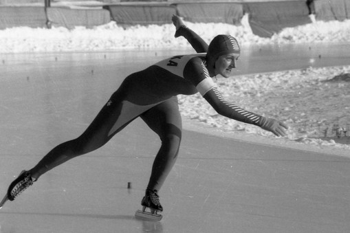 Warszawa 12.1983. Mistrzostwa Warszawy w jeździe szybkiej na lodzie. Na zdjęciu Erwina Ryś-Ferens.