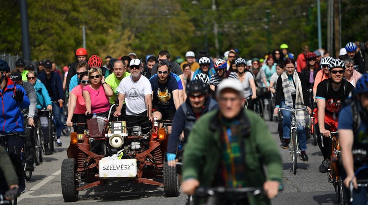 Az I Bike Budapest kerékpáros felvonulás résztvevői a VII. kerületi Damjanich utcában 2022. április 23-án / Fotó: MTI/Mónus Márton