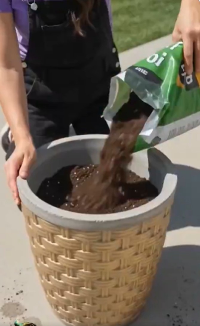 Od plastične kante i betona dobila luksuzne saksije