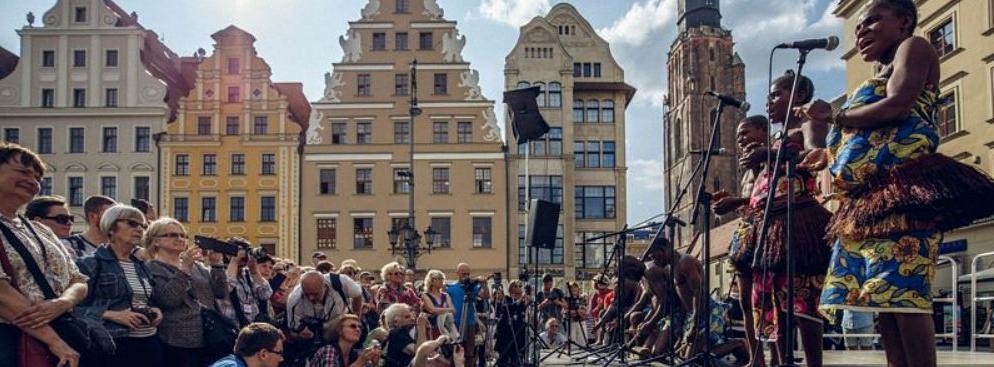 <strong>9. Dźwięki równikowej puszczy w sercu Wrocławia </strong>
<br></br>
Dźwięki i tradycje lasów deszczowych Kongo rozbrzmiały we wrocławskim Rynku. Pigmeje Aka z grupy Ndima („Las”) grają na instrumentach, które służą także do polowania. To także mistrzowie w grze na bębnach, w fascynujący sposób wykorzystujący polirytmię. To była jedyna okazja, aby zobaczyć grupę w Polsce.  
<br></br>  Fot. Mateusz Bral