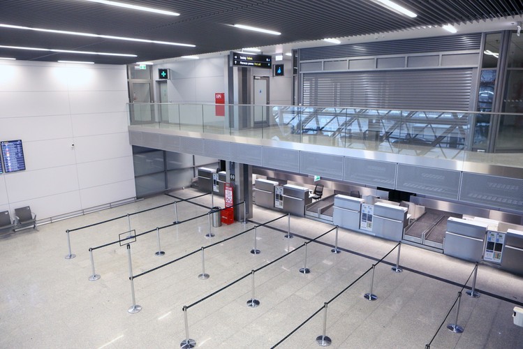 Rozbudowa terminalu była finansowana ze środków Funduszu Spójności w ramach Programu Operacyjnego Infrastruktura i Środowisko. Koszt inwestycji wraz z systemem transportu i kontroli bagażu oraz urządzeniami do kontroli bezpieczeństwa wyniósł 415 mln zł brutto.