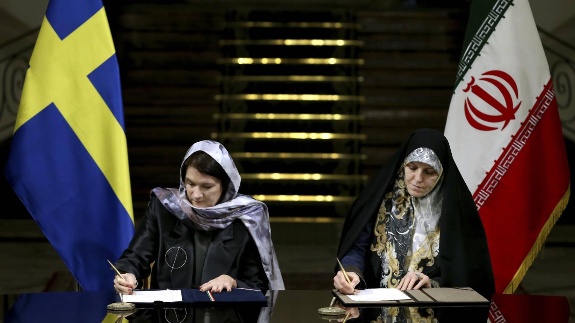 Licemerno! Evropske feministkinje nosile hidžab u poseti Iranu