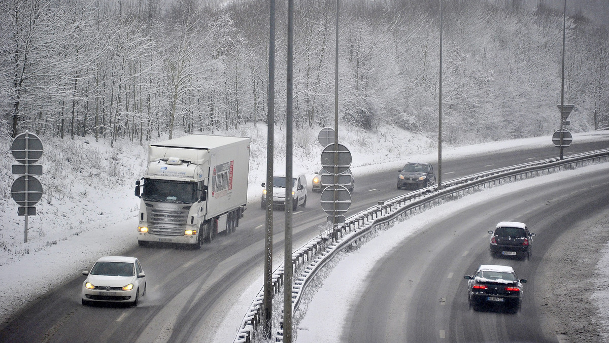 W północnych Czechach temperatura spadła do -27 stopni Celsjusza - poinformował Czeski Urząd Hydrometeorologii. Węgierski Instytut Meteorologii ogłosił z kolei najwyższy, czerwony alert śniegowy na południu kraju.