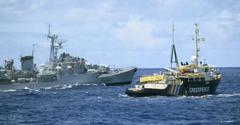 Statek Greenpeace w pobliżu Mururoa w październiku 1985 r.