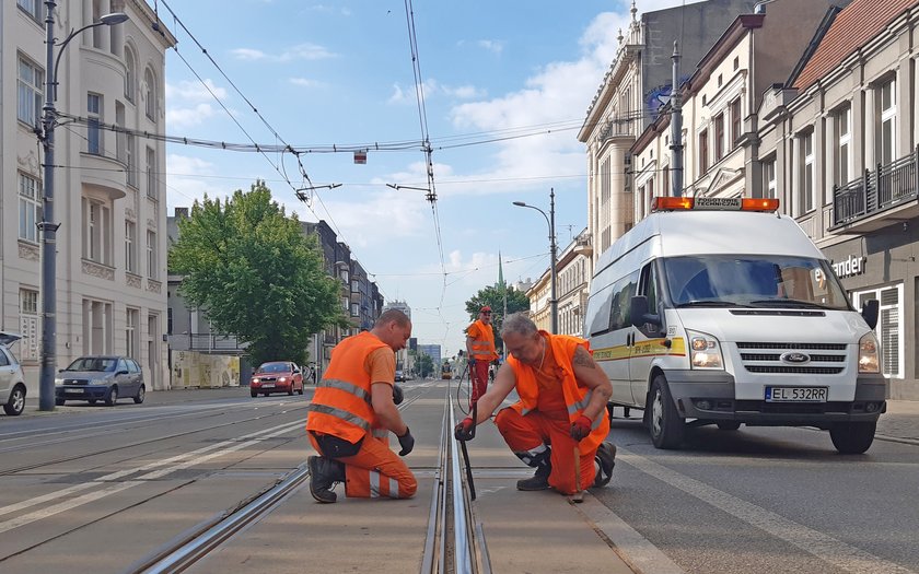 ak wyglądają tory tramwajowe na Piotrkowskiej w Łodzi