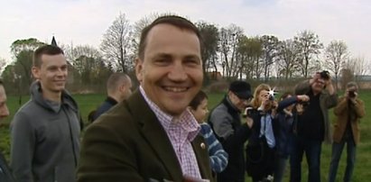 Sikorski pozuje z bronią