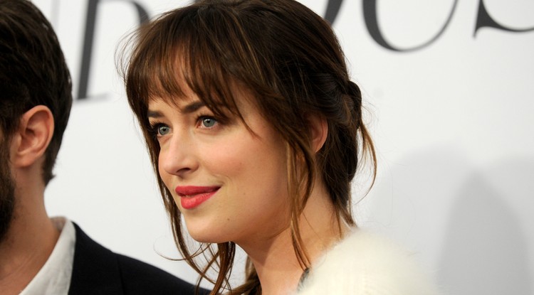 Dakota Johnson elképesztően tüzes a Vouge címlapján