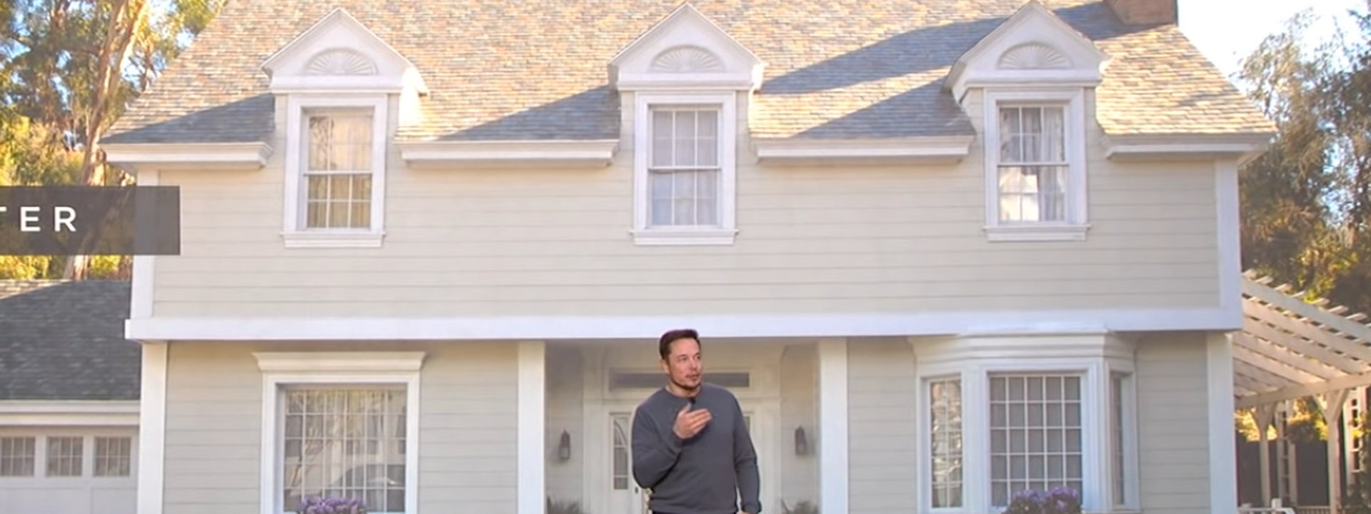 Uruchamiając usługę wynajmu solarnego dachu, Tesla chce poprawić kondycję finansową tego działu firmy, który zajmuje się odnawialnymi źródłami energii - wskazują amerykańskie media. Na zdjęciu: Elon Musk prezentuje solarne dachówki w październiku 2016 roku. 
