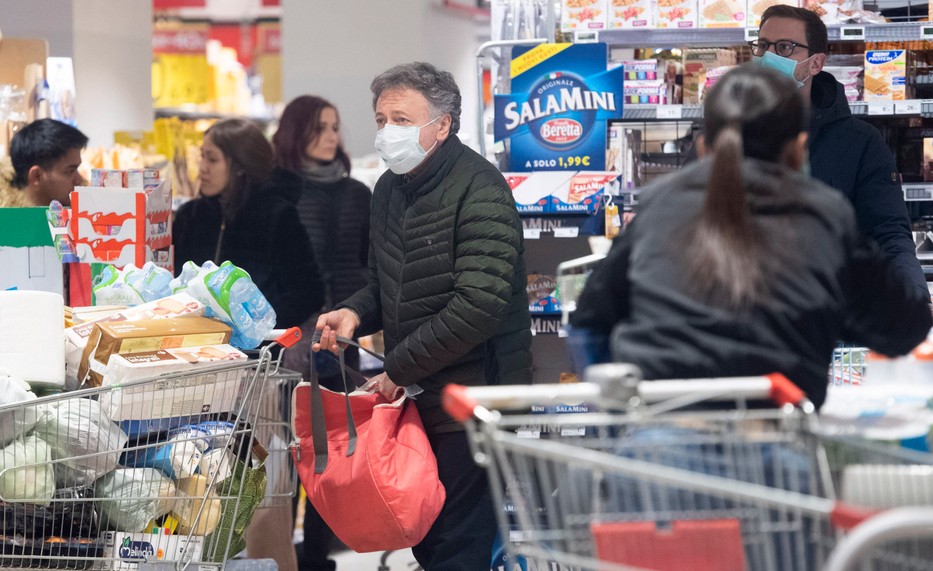 Miután bejelentették Olaszország lezárását, megrohanták a boltokat / MTI/EPA/ANSA/Claudio Peri