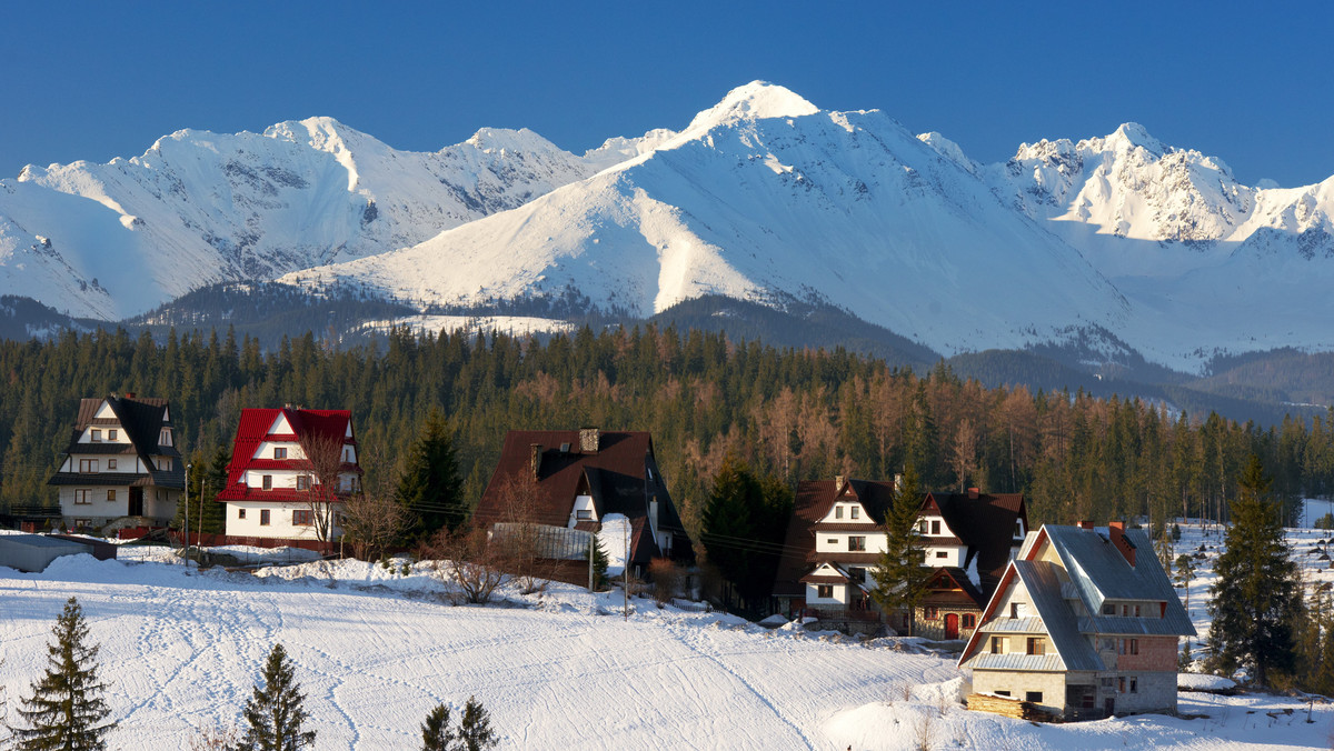Jakie atrakcje oferuje Zakopane? Jak spędzić ferie zimowe w Tatrach? Na to pytanie wkrótce będą musieli sobie odpowiedzieć rodzice tysięcy dzieci, którzy będą spędzać ferie 2016 w Tatrach i na Podhalu. Przedstawiamy kilkanaście pomysłów, jak spędzić zimę z dziećmi w Zakopanem i się nie nudzić!