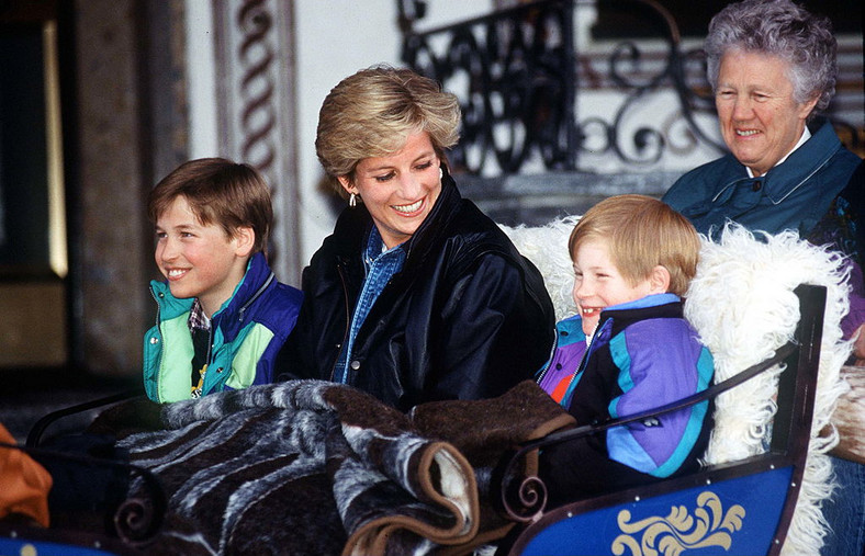 Księżna Diana z Williamem i Harrym. W tle niania książąt – Olga Powell