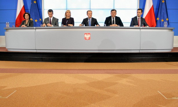 10.01.2014 Warszawa, KPRM. Od lewej rzecznik rzadu Malgorzata Kidawa-Błonska, minister finansów Mateusz Szczurek, wicepremier Elżbieta Bieńkowska, premer Donald Tusk, wicepremier Janusz Piechocinski i minister pracy Władysław Kosiniak-Kamysz podczas konferencji prasowej dot. strategii rzadu na rok 2014 . Fot. Sławomir Kaminski/Agencja Gazeta