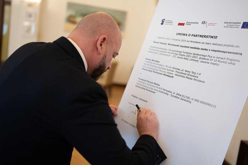 Prezydent Jacek Sutryk podpisuje umowę o partnerstwie. Wrocław jest liderem wśród polskich miast, jeśli chodzi o liczbę projektów asystenckich.