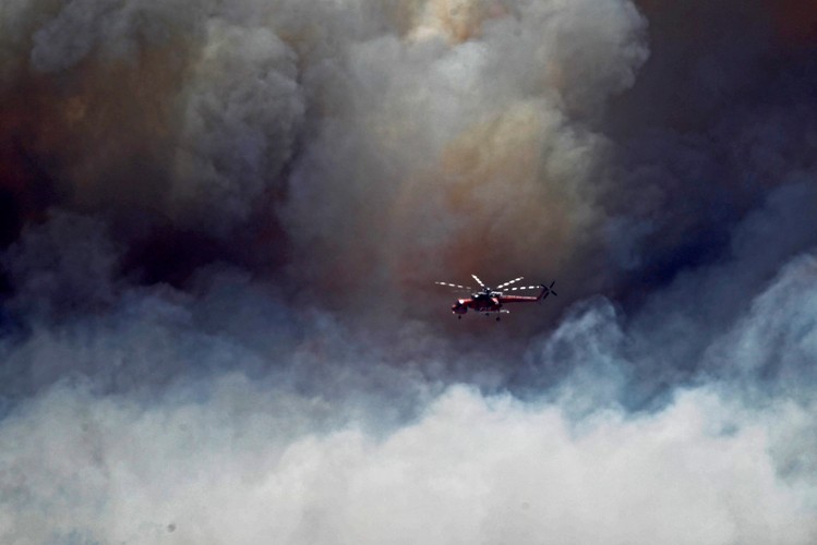 GRECJA. Płoną lasy i przedmieścia. Strażacy i żołnierze walczą z ogniem