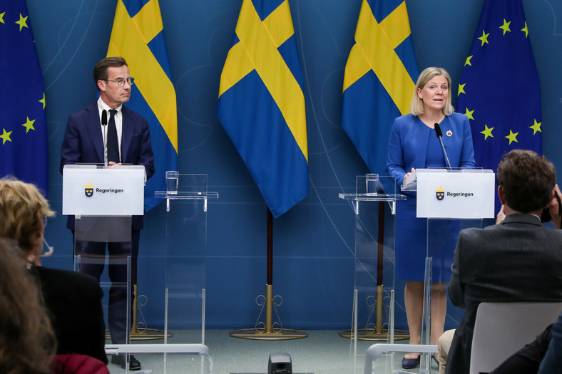 Premier Szwecji Magdalena Andersson na konferencji prasowej z Ulfem Kristerssonem ogłosiła, że Szwecja rozpoczęła proces ubiegania się o członkostwo w NATO, 16 maja 2022 r.